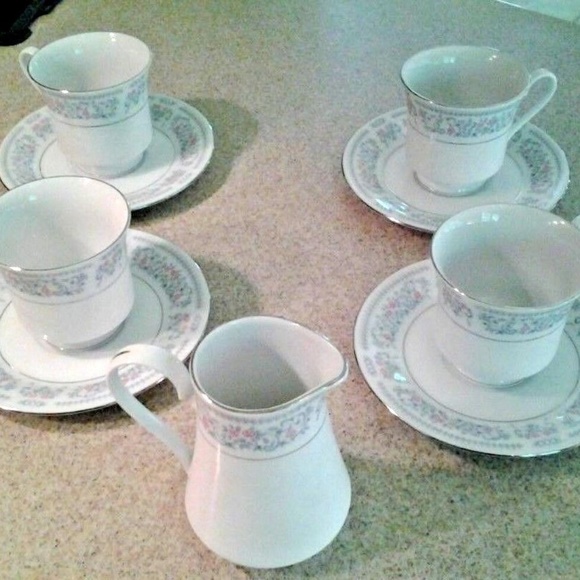 4 Footed Coffee Tea Cups 4 Saucers & 1 Creamer - Picture 5 of 7